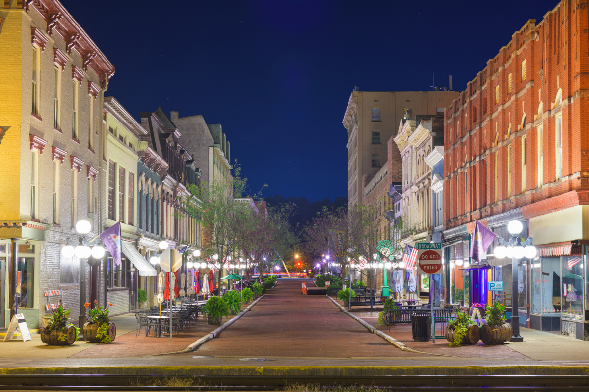 Frankfort, Kentucky, USA downtown city streets at night.