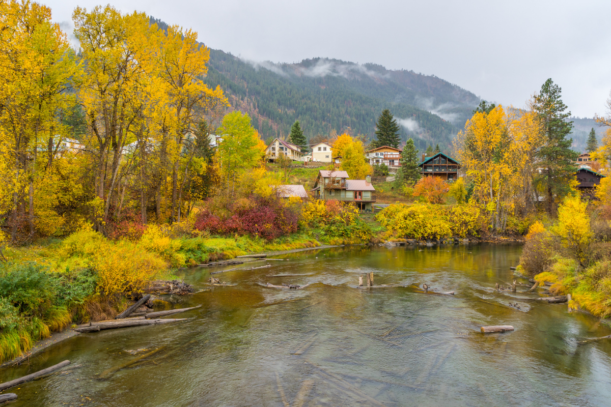 Beautiful trees and small houses on a background of mountains. Leavenworth Area, Central Cascades Region, USA